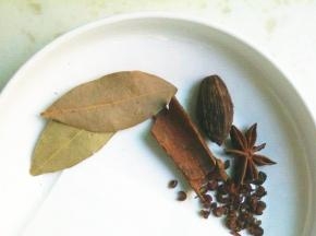 将八角，桂皮，草果，香叶加入调料包