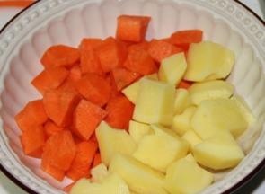 胡萝卜和土豆切成块状备用