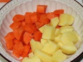 胡萝卜和土豆切成块状备用