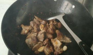 加入煮好的羊肉块，倒入料酒，生抽，老抽和白糖，翻炒均匀