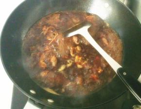 放入足量的开水，淹过肉面，放入干辣椒和调料包，大火烧开转小火