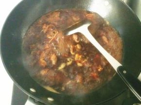 放入足量的开水，淹过肉面，放入干辣椒和调料包，大火烧开转小火
