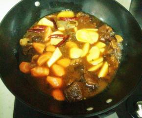 煮1个半小时，将胡萝卜和土豆放入，煮半个小时