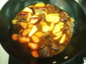 煮1个半小时，将胡萝卜和土豆放入，煮半个小时