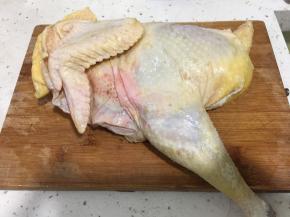 买来的土鸡用凉水浸泡出血水，泡一到两小时，中途换几次水