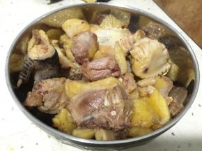 取出土鸡切成块状，老姜切片