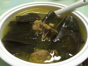 出锅之前加入少量的盐，鸡精和胡椒