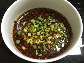 用香油，酱油，糖，花椒粉调制酱料，放入蒜泥，葱花，喜欢吃辣的也可以放辣椒油