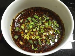 用香油，酱油，糖，花椒粉调制酱料，放入蒜泥，葱花，喜欢吃辣的也可以放辣椒油