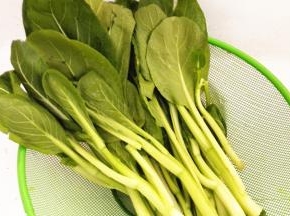 菜心洗净控水沥干