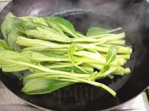 锅内加水，加少量的盐煮沸，放入菜心