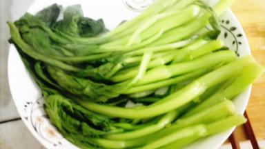 菜心焯熟之后沥干摆入盘子中