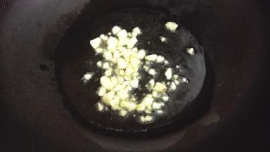 锅内放油烧热，蒜末爆香