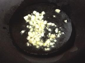 锅内放油烧热，蒜末爆香