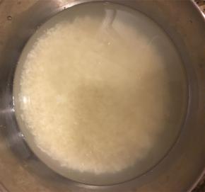 先将大米用清水泡40分钟