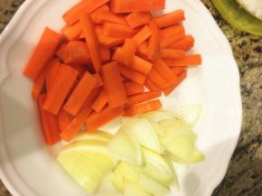 羊肉切块，洋葱切块，胡萝卜切条，可以切的粗一点