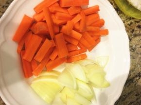 羊肉切块，洋葱切块，胡萝卜切条，可以切的粗一点