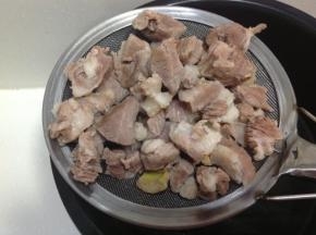 锅内凉水放羊肉，撇去血沫，大火煮两分钟，沥干水分