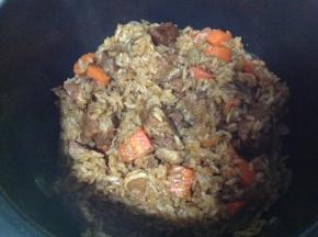 跳闸之后将煮好的饭翻炒均匀，撒入葡萄干，再焖20分钟即可食用