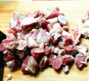 羊肉洗净切成小块，洋葱切成小块