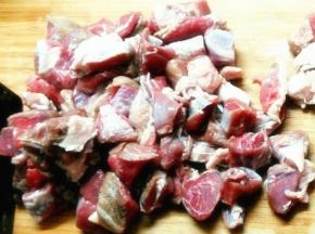 羊肉洗净切成小块，洋葱切成小块
