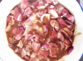 将羊肉，洋葱放入碗中，放入生抽，料酒，孜然粉，淀粉和汤抓拌均匀，腌制1个小时以上