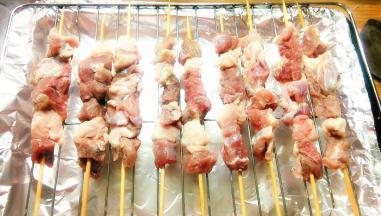 烤箱下层放入锡箔纸，接过程中滴落的油滴