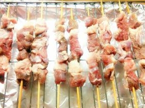 烤箱下层放入锡箔纸，接过程中滴落的油滴