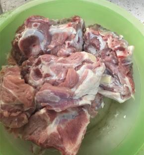 羊蝎子泡出血水，中间多换几次水