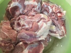 羊蝎子泡出血水，中间多换几次水