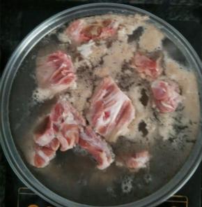 羊蝎子放入冷水中煮沸，撇去血沫