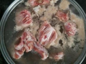 羊蝎子放入冷水中煮沸，撇去血沫