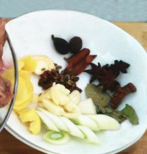 锅内放油烧热，放入葱姜，花椒，八角，辣椒爆香