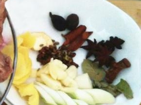 锅内放油烧热，放入葱姜，花椒，八角，辣椒爆香