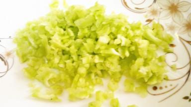 将苦瓜去籽洗净，切成小块，越小越好