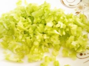 将苦瓜去籽洗净，切成小块，越小越好