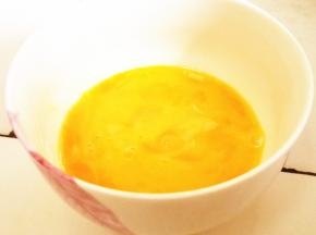 将鸡蛋打入碗中，一个方向搅拌均匀