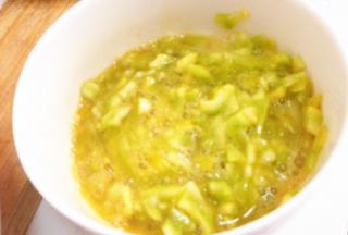 倒入苦瓜末，放入盐，鸡精，搅拌均匀