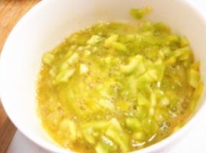 倒入苦瓜末，放入盐，鸡精，搅拌均匀