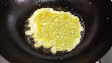 锅内放油烧热，将蛋液倒入锅中