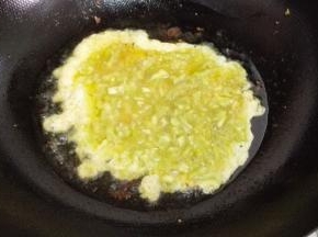 锅内放油烧热，将蛋液倒入锅中