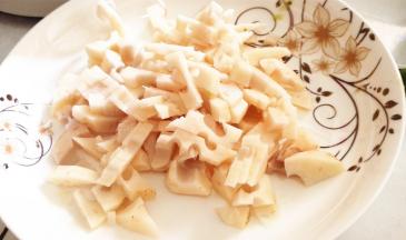 藕去皮洗净，切成丁状