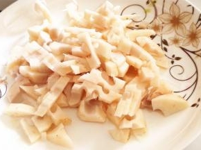 藕去皮洗净，切成丁状