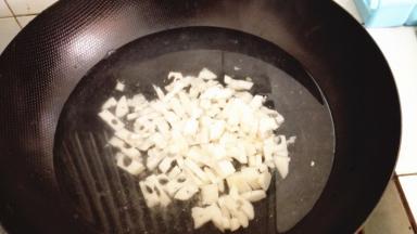 锅内加水，放入藕丁焯水