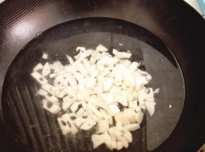锅内加水，放入藕丁焯水