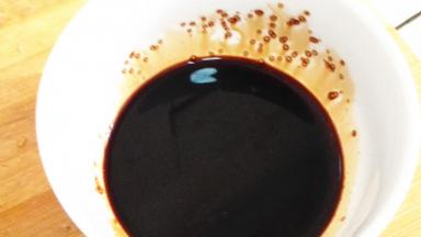 将盐，老抽，鸡精，白糖，白醋放入碗中，调成糖醋汁，可以根据自己的喜好酌情添加