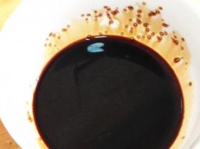 将盐，老抽，鸡精，白糖，白醋放入碗中，调成糖醋汁，可以根据自己的喜好酌情添加