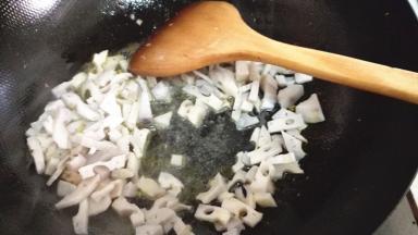 锅内放少许油加热，翻入藕丁翻炒