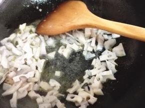 锅内放少许油加热，翻入藕丁翻炒
