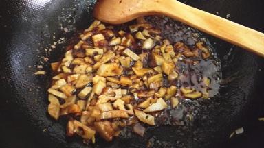 将藕丁翻炒均匀，汤汁慢慢收干即可出锅